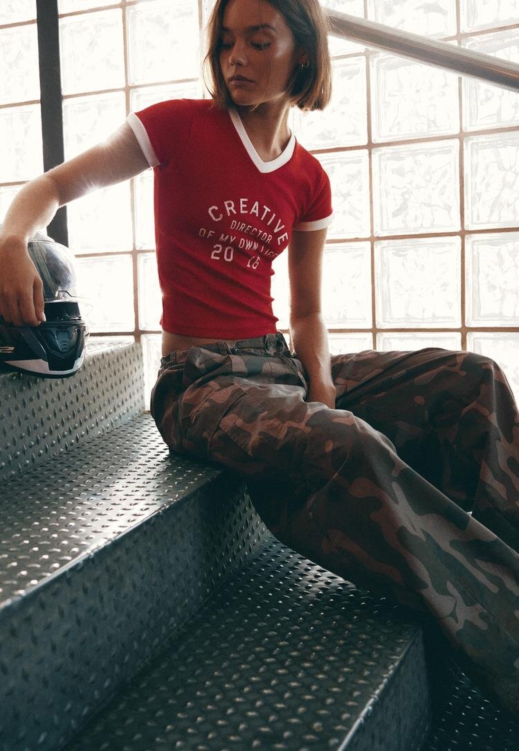 Stradivarius Tricou Grafic Cu Decolteu În V Roșu L